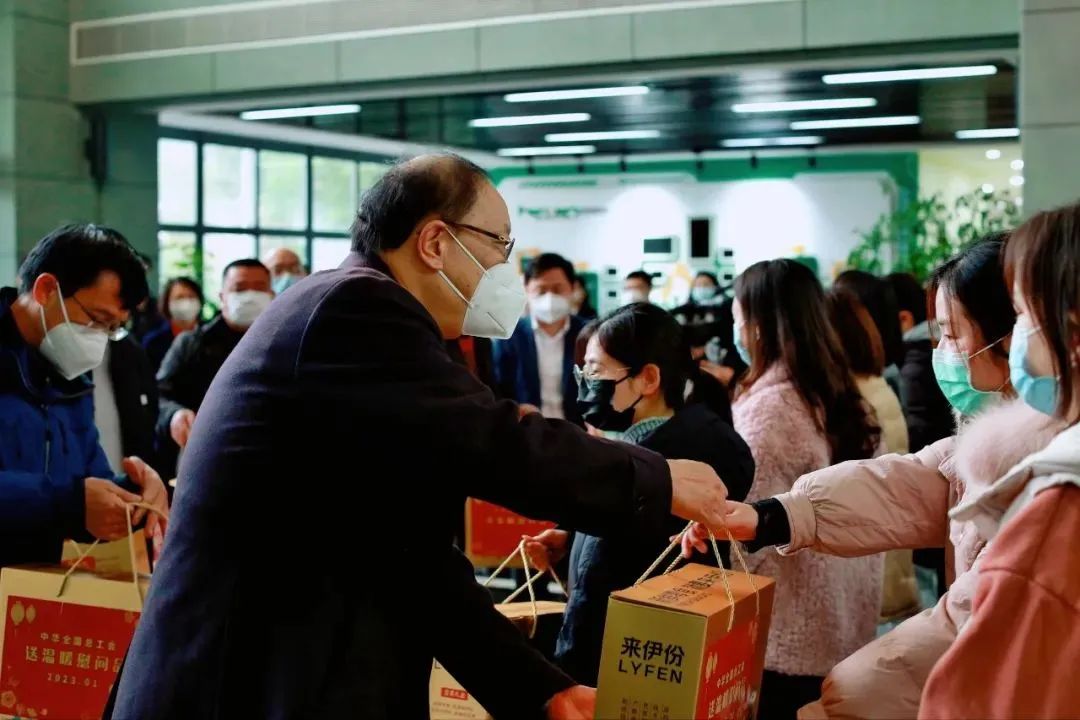 全国总工会党组成员、经费审查委员会主任李晓钟一行莅临WM视讯股份文旅板块温暖慰问
